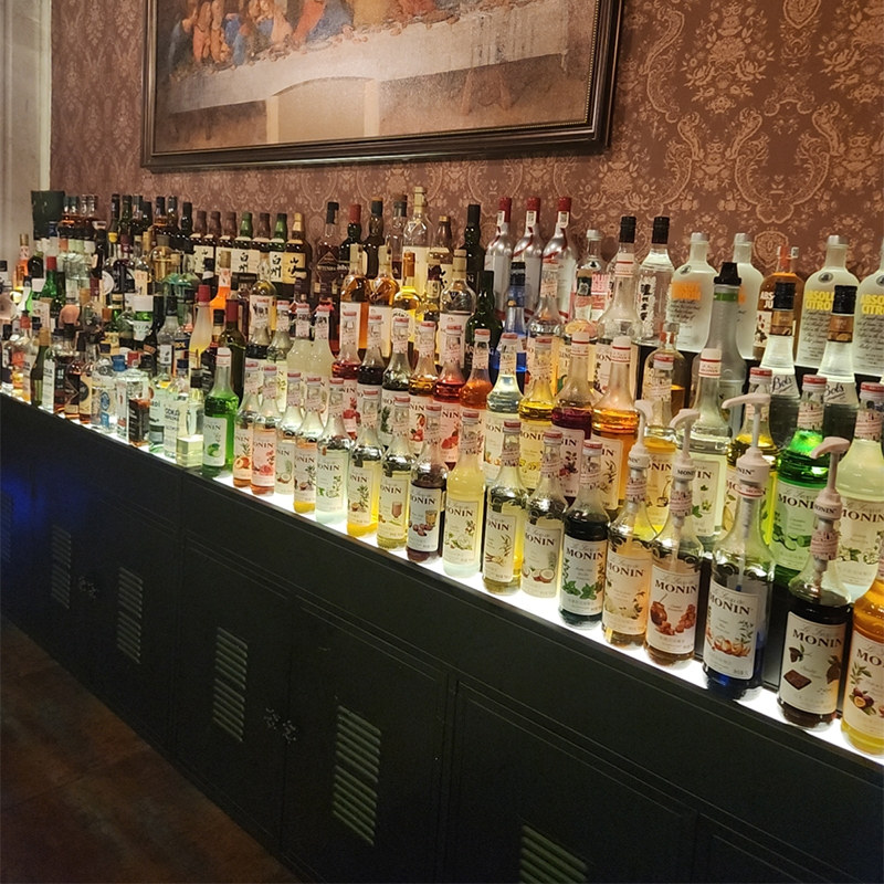 Lemari anggur Lemari pajangan  - Wine Beer Restaurant ulasan dan harga